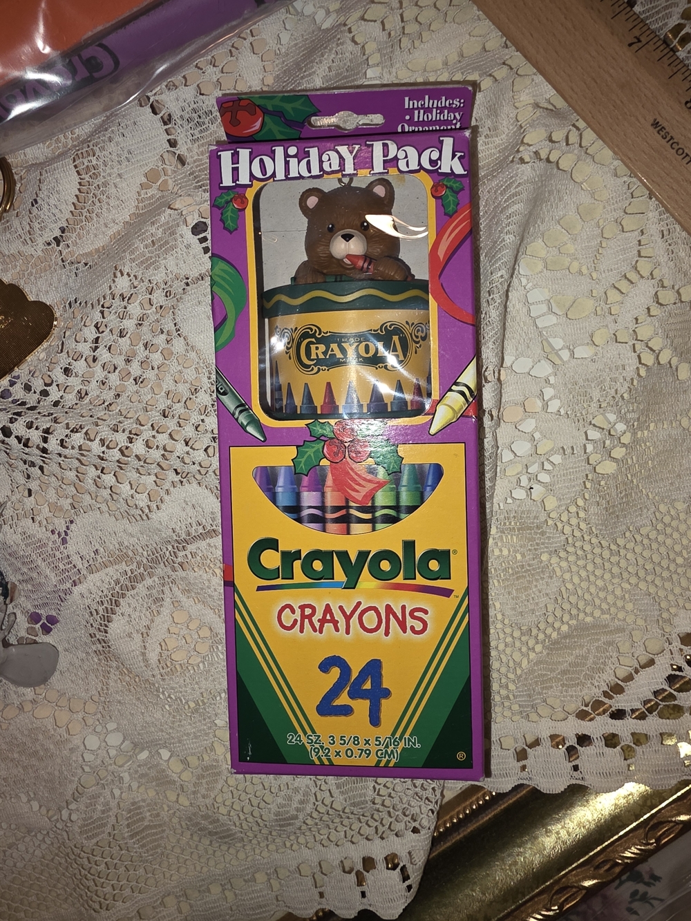 Crayola 24-Count Crayons Holiday Pack With Ornament